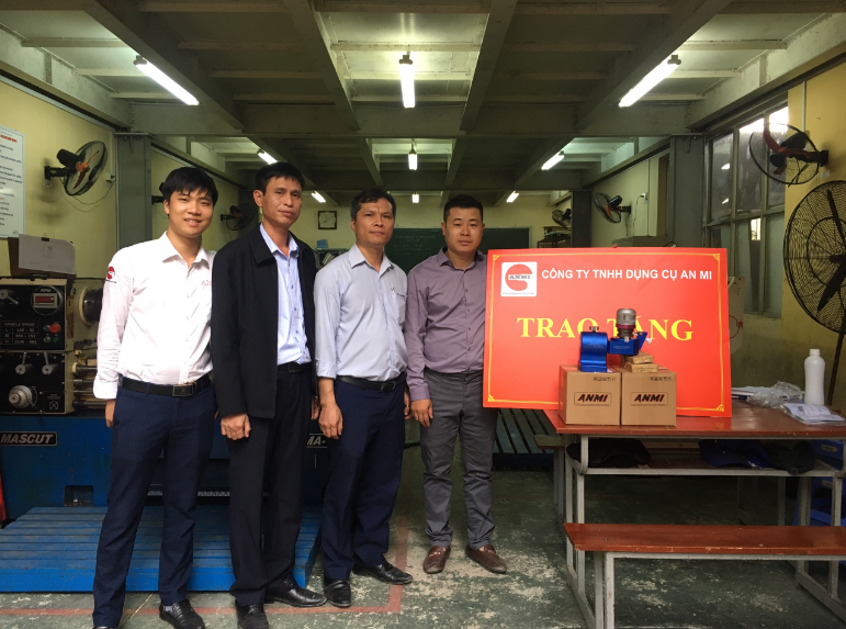 Trao tặng Bộ tháo lắp dao tại Trường Cao đẳng nghề công nghiệp Hà Nội