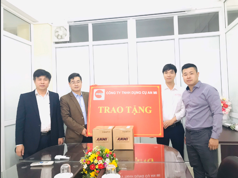 Trao tặng Bộ tháo lắp dao tại Trường Cao đẳng nghề công nghiệp Hà Nội