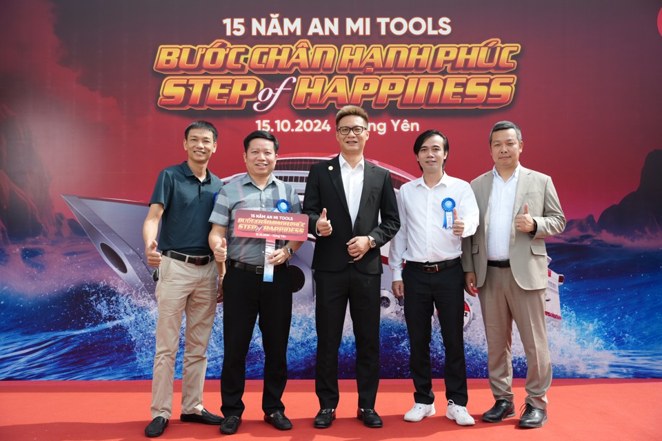 Chủ tịch HĐQT Công ty TNHH Dụng cụ AN MI (AN MI TOOLS) Nguyễn Hồng Phong với các khách mời tại sự kiện. Ảnh: Khắc Kiên